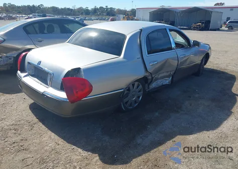 2004 Lincoln Town Car Ultimate z USA, uszkodzony, nr VIN 1LNHM83W94Y669716